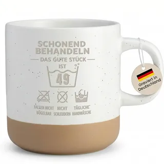 Lustige Tasse 49 Geburtstag für Frau Mann Kaffeetasse mit Schonend Behandeln Gravur, originelles Geschenk für 49-Jährige, besonderes Jubiläum Steingut - Henkel rechts