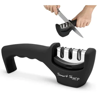 Messerschärfer - Smart Sharp von Lantana. Die erste Wahl zum Schärfen von Küchenmessern. Moderne, manuelle Funktionsweise mit 3 Stufen für professionelle Ergebnisse - Keramikstein, Wolframcarbid-Teller, Diamant-Schleifstein. Ergonomisch geformt mit edlem Finish in Schwarz und Chrom. Von Küchenchefs weltweit genutzt - Schärfen Sie jetzt Ihre stumpfen Messer!