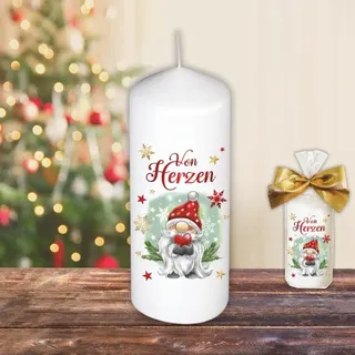 Weihnachtskerze Stumpenkerze – Von Herzen, Wichtel - Weihnachtswichtel Kerze in Geschenkverpackung mit Schleife zu Weihnachten | moderne Motive auf Tattoofolie Schiebefolie