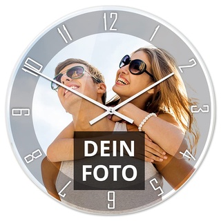 PhotoFancy® - Uhr mit Foto Bedrucken - Fotouhr aus Acrylglas - Wanduhr mit eigenem Motiv selbst gestalten (35 cm rund, Design: Klassisch schwarz/Zeiger: weiß)