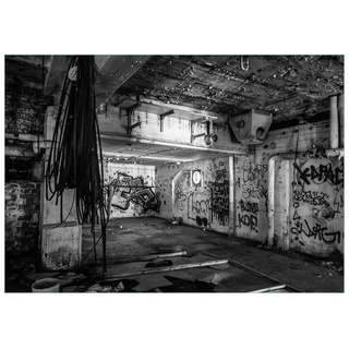 Wallario Glasbild, Alte verlassene Fabrik in schwarz weiß mit Graffiti, in verschiedenen Ausführungen schwarz