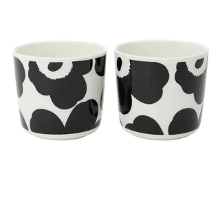 MARIMEKKO Unikko Oiva Kaffeetassen aus Steingut, 2er-Set, verfeinern Sie Ihre Küchendekoration mit unserem ikonischen schwarz-weißen Steingut, stilvolle Kaffeetassen mit Blumenmuster, um Ihr