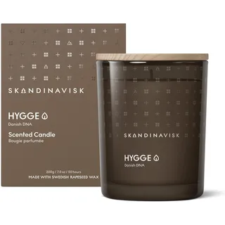 Skandinavisk HYGGE 'Gemütlichkeit' Duftkerze. Duftnoten: Schwarzer Tee und Minzeblätter, getrocknete Äpfel und ein Hauch von gebackenem Zimt. 200 g.