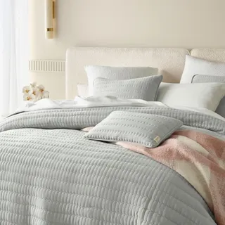ROOM99 Muse Elegante Tagesdecke in Hellgrau 220 x 240 cm | Vielseitige Wohndecke als Bettüberwurf oder Sofaüberwurf Überwurfdecke für Bett und Sofa Steppdecke Stil Ideal als Bedspread