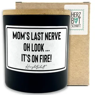 HERZBOTSCHAFT Duftkerze mit Spruch – Mom's Last Nerve oh look... it's on fire! – Geschenk für Mama, Muttertag, handgemachte Sojakerze im Glas, nachhaltig, optional mit personalisiertem Bambusdeckel