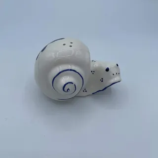 Amarcord Handbemalte Keramik Salzstreuer in Form einer Schnecke mit blauen Romagnoli-Designs