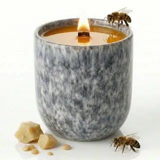 VOM REITER Bienenwachskerze im Keramikbecher mit Holzdocht – Knisterkerze aus 100% reinem Natur-Bienenwachs – 30 h Brenndauer – nachhaltige Geschenkidee (Steingrau)
