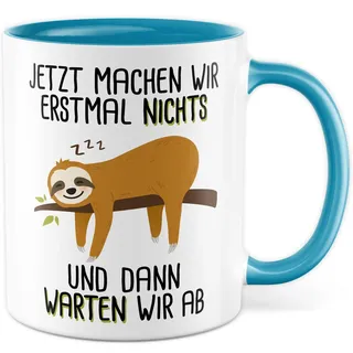 Tasse Faulheit Geschenk, Jetzt machen wir erstmal nichts - und dann warten wir ab Geschenkidee Kaffeetasse mit Spruch lustig Kaffee-Becher Witztasse faul Faultier (Weiß/Blau)