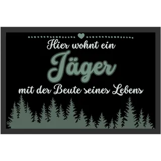 Printparade Hier Wohnt EIN Jäger Mit Der Beute Seines Lebens Liebe Beziehung Hobby Beruf Jagen Jagd Wortspiel Zusammenziehen Hochzeit Geschenk Fußmatte