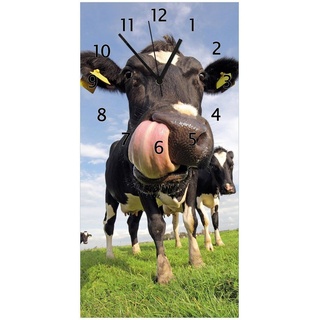 Wallario Wanduhr Lustige Kuh auf der Weide mit herausgestreckter Zunge (Glasuhr) grün 30 cm x 60 cm