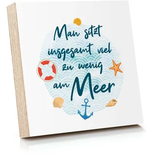 ARTFAVES® Holzbild mit Spruch - Man sitzt insgesamt viel zu wenig am Meer | Deko Geschenk zum Thema Maritim/Nordsee/Strand/Größe: 14,8 x 14,8 cm