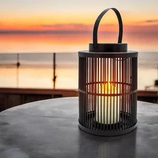 Solar Laterne rund mit Flammeneffekt LED Kerze - 23 cm - Gitter Design Gartenleuchte schwarz - Solarleuchte Gartenlampe Stimmungsleuchte für Garten Balkon Terrasse zum Hängen realistische Flamme