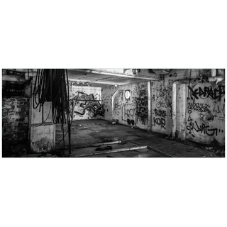 Wallario Glasbild, Alte verlassene Fabrik in schwarz weiß mit Graffiti, in verschiedenen Ausführungen schwarz