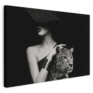 MuchoWow© Bild auf Leinwand Schlafzimmer Bilder Badezimmer Wand Deko | 90x60 cm - Wohnzimmer Modern Wanddeko Bilderwand Geschenk Frau - Vintage - Porträt - Leopard - Schwarz und weiß
