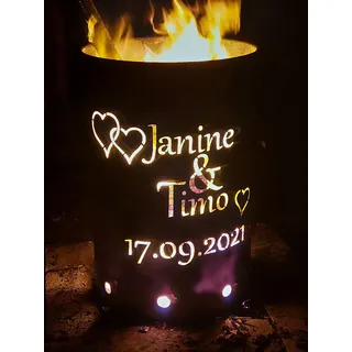 Fuchsbau Feuertonnen Feuertonne mit Hochzeit Motiv - Personalisierbar - Gefertigt aus neuem Ölfass - Besondere Feuerstelle für Garten und Terrasse - Hohe Feuerschale mit Rostoptik - 90 x 60 cm