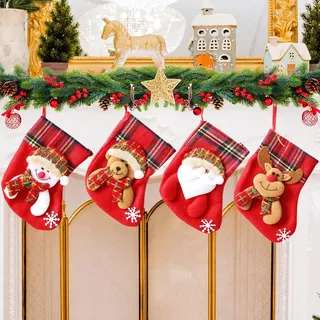 Set Mit 4 Personalisierten Weihnachtsstrümpfen, Kleine, Gepolsterte Weihnachtsstrümpfe, Für Weihnachtsbaumschmuck, Roter Kamin