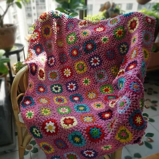 Handgefertigte quadratische Häkeldecke, Boho-Patchwork-Strickdecke für Couch, Sofa, Bett, weiche, dekorative afghanische Decke, Vintage-Bauernhaus-Heimdekoration, handgefertigtes Geschenk für Damen