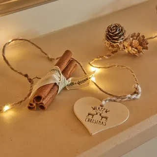 Auraglow Tannenzapfen Zimt Weihnachts Lichterkette, 15 LED Batterie | Warmweiße festliche Girlande mit Holzdeko an Hanfschnur, für Kaminsims, Spiegel, Kopfteil und Baum