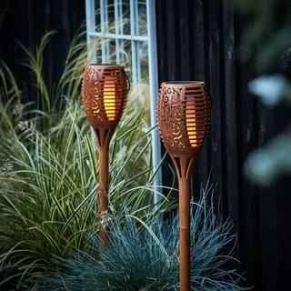 Lights4fun 2er Set LED Solar Fackeln in Holz Optik 80cm Gartenfackeln Solarbetrieben für Außen Solarlampen für Außen Solarleuchten Garten Deko Gartenbeleuchtung