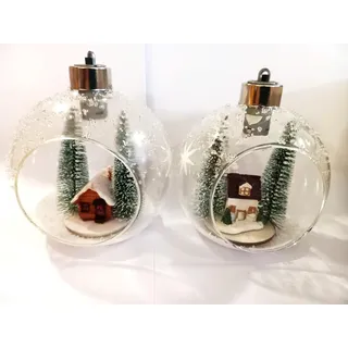 2 Stück im Set Winterkugel Weihnachtskugel Deko-Kugel mit LED-Licht + Timer 10cm aus klarem Glas mit Bäumen, Haus, Schneedeko gefüllt zum hinstellen oder anhängen, für 3X AAA Batterien 1,5V Dekolicht