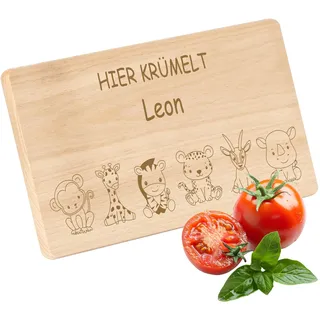 Gravur-Max Frühstücksbrettchen für Kinder mit Gravur "Hier krümelt” mit Tierchen und Wunschname – Personalisiertes Holz Schneidebrettchen für Kinder, 22x12x1 cm, Unbehandeltes Buchenholz