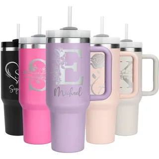WALLFID 40oz Thermobecher personalisiert – Edelstahl Becher mit Initiale oder Geburtsblume, mit Namen & Wunschtext, Henkel, Deckel & Strohhalm, kompatibel mit Stanley Cup.(Brieftyp)