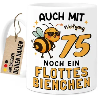 Tassenliebling® 75. Geburtstag lustige Tasse personalisiert mit Namen - Flottes Bienchen - Geschenkidee Freundin Mama Oma Kollegin - Beidseitiger Druck - 330ml Keramik