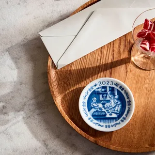 Royal Copenhagen Plakette 2023 Weihnachtsbacken aus Porzellan hergestellt, Farbe: Blau, Durchmesser: 8,5 cm, 1066050