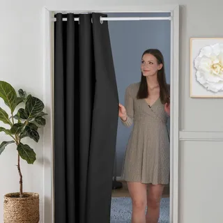 tinycurtains, Thermo Türvorhang mit Teleskopstange, einfache Montage in nur 1 Minute ohne Bohren (Türgardine schwarz H210 x B150 cm + Stange weiß B70-120 cm)