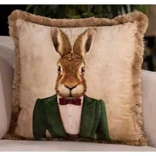 Casa Padrino Luxus Deko Kissen Gentleman Hase Creme / Mehrfarbig / Braun 45 x 45 cm - Bedrucktes Samt Kissen mit Fransen - Luxus Qualität