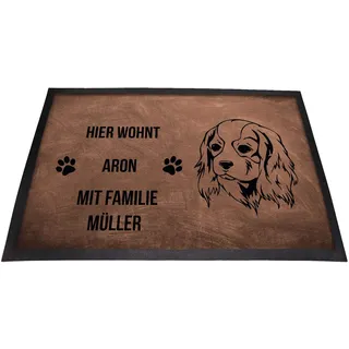 Tierisch-tolle Geschenke Cavalier King Charles Spaniel Fußmatte mit Namen für innen & außen | Hier wohnt (Name1) mit Familie (Name2) | rutschfest | Waschbar | Fussmatte personalisiert | (Braun 2)