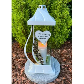 Grablampe Grablicht Grabdeko Kerze mit Herz, Text Für Immer in unseren Herzen, Farbe Weiß, 38 cm Höhe inkl. LED Kerze ohne Sockel