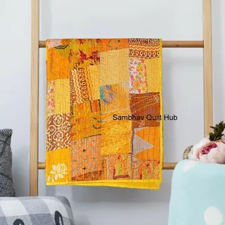 Sambhav Quilt Hub Handgefertigte Vintage-Sari-Patchwork-Kantha-Steppdecke, Vintage-Stil, dekorative Tagesdecke, Quilten, Hippie-Steppdecke, King-Size-Bett, Überwurfdecke (gelb, 228 x 274 cm)
