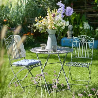 BUTLERS Gartenmöbel Set 3-TLG. Eisen -Terrace Hill-2 Gartenstühle klapbar mit Klapptisch | Wetterfeste Balkonmöbel im Romantik-Stil | Outdoor Möbel für 2 Personen