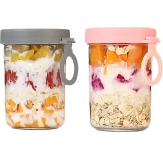 Der Haferbrei War Bereits Am Vortag Zubereitet Worden, Ebenso Wie Ein Deckel, Ein Klapplöffel Und Ein Glasgefäß Zur Aufbewahrung Des Joghurt-hafer-parfaits.