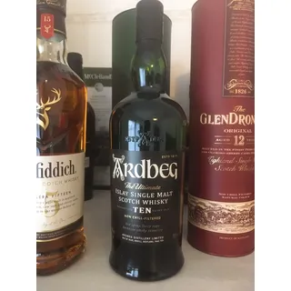 Ardbeg 10 Years Old Islay Single Malt Scotch 46% vol 0,7 l Geschenkbox