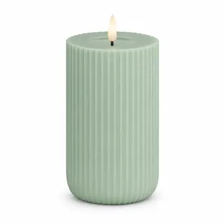 ReWu Deluxe Homeart Shape Gerillte LED Kerzen, Salbei Grün, 8 x 12,5 cm | Fernbedienbar, Timer, 400h Batterielaufzeit, Sicher & Rauchfrei