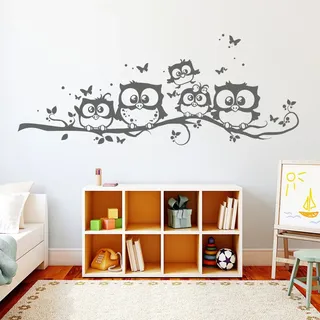 Wandtattoo Loft „Fünf niedliche Eulen auf einem Ast mit Schmetterlingen“ - Wandtattoo / 30 Farben / 4 Größen