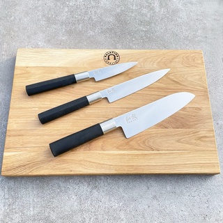 Kai Wasabi Black ultrascharfes Messerset | Santoku Messer 18 cm | Officemesser 10 cm | Allzweckmesser 15 cm | + 40x25 cm Eichenbrett, handgefertigt