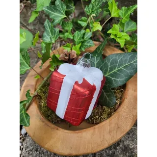 Christbaumkugel Geschenk rot gestreift weiße Schleife Weihnachtskugeln Weihnacht