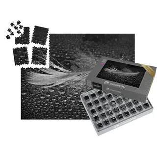 puzzleYOU: SMART Sorted® | Puzzle 1000 Teile leicht gemacht „Leichte Feder inmitten von Wassertropfen, schwarz-weiß“ – aus der Puzzle-Kollektion Fotokunst