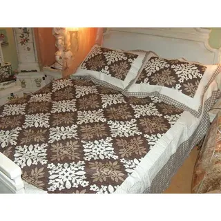 Set Aus Cremefarbener Und Brauner Patchwork-tagesdecke Und Doppelseitigen Baumwollkissenbezügen