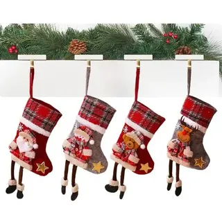 Set Mit 4 Personalisierten Weihnachtsstrümpfen Mit Kamin Und Weihnachtsmann Zur Dekoration