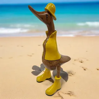 Kinaree Handgefertigte Holz Deko Ente mit Regenmantel – Massivholz Figur aus Indonesien – Maritime Deko für Haus, Garten & Terrasse – Nachhaltige Holzfigur im Strandlook – Gelb lackiert (Groß)