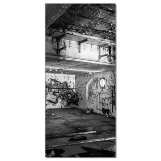 Wallario Türtapete Alte verlassene Fabrik in schwarz weiß mit Graffiti, glatt, ohne Struktur schwarz 1 m x 2.2 m