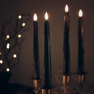 Lights4fun 4er Set TruGlow® LED schwarze Stabkerzen mit Fernbedienung Echtwachs Schwarz 24cm Halloween Deko