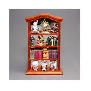 Bücherschrank aus Holz mit Büchern, Tischuhr und Porzellan