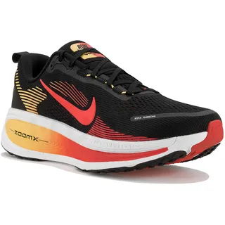 Nike Vomero 18 Herren Black/Lightning Crimson/Topaz Gold/Bright Crimson 45,5