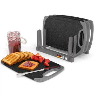 KPYTO Frühstücksbrettchen 4-er Set mit Ständer 24x14 cm schwarz spülmaschinenfest beidseitig rutschfest mit Saftrille und Griff Schneidebrett Kunststoff klein