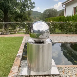 Köhko® Kugelbrunnen Ø25cm mit integrierte LED-Beleuchtung auf zylindrischen Edelstahl Eimer H30cm hochglanzpoliert Gartenbrunnen aus Edelstahl - Silber